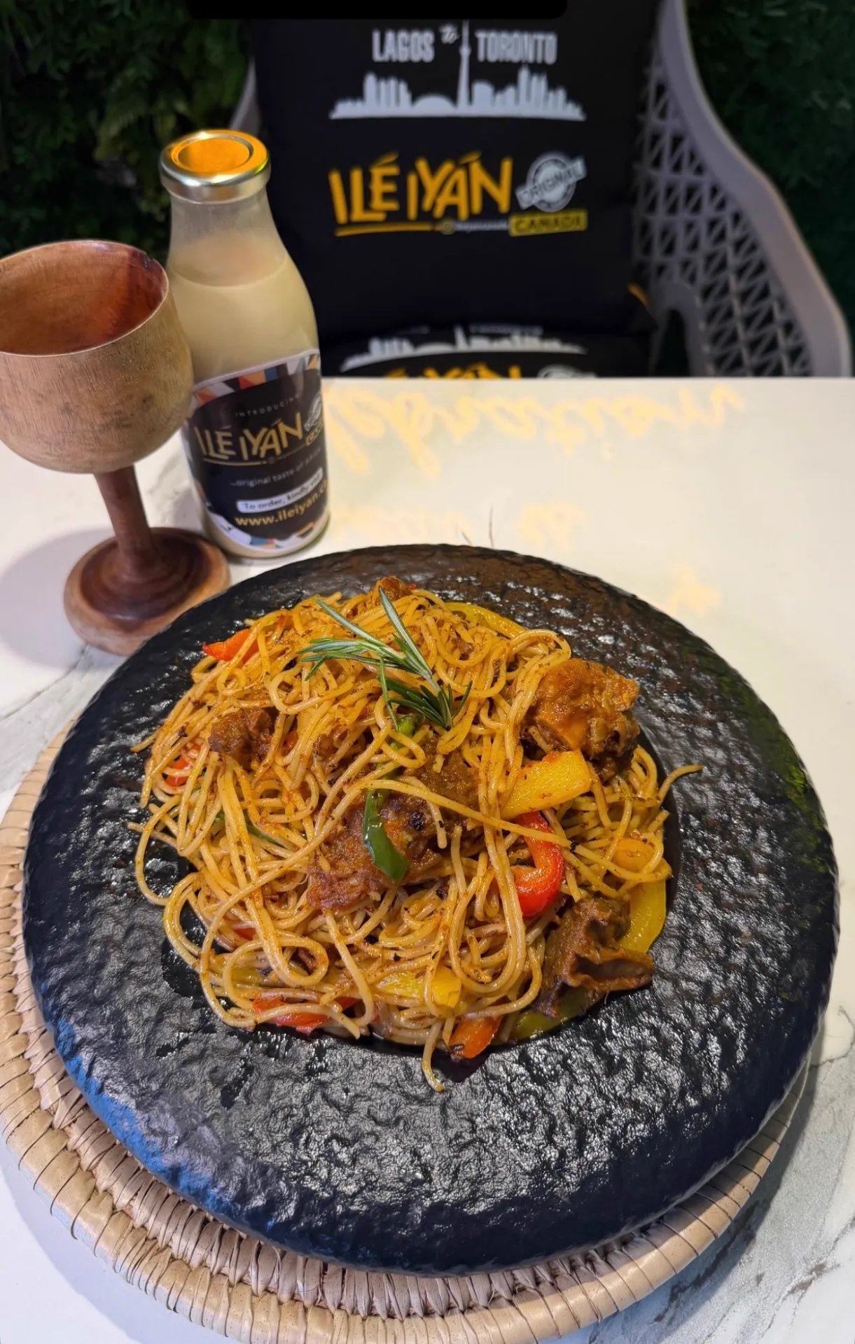 A plate of Ilé Yàn stir-fried noodles with vegetables and meat